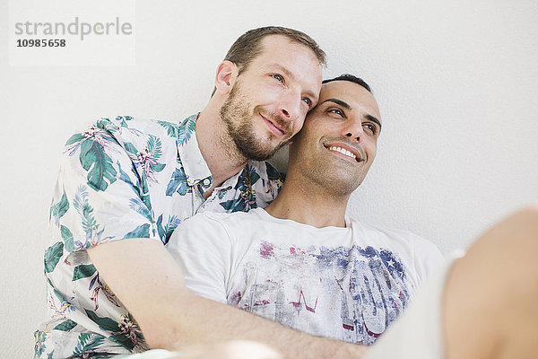Portrait eines verliebten homosexuellen Paares