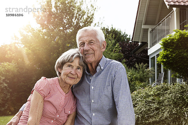 Glückliches Seniorenpaar im Garten