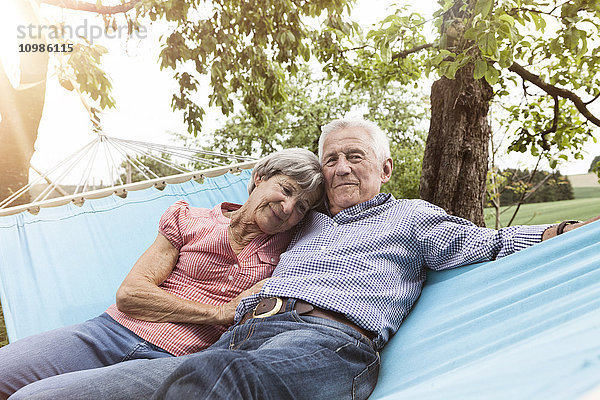 Seniorenpaar entspannt in der Hängematte