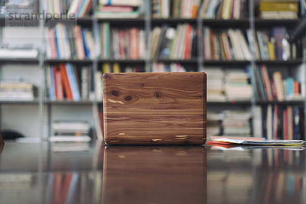 Holz-Laptop auf dem Schreibtisch in der Bibliothek