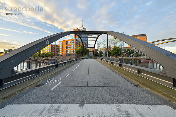 Deutschland  Hamburg  Niederbaumbrücke mit Elbphilharmonie und Hanseatic Trade Center am Vormittag