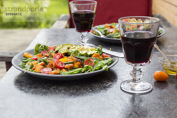 Salat- und Rotweingläser