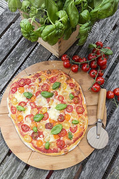 Vegetarische Pizza mit Mozzarella und Tomaten