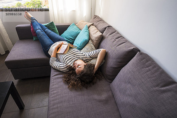 Frau entspannt auf der Couch