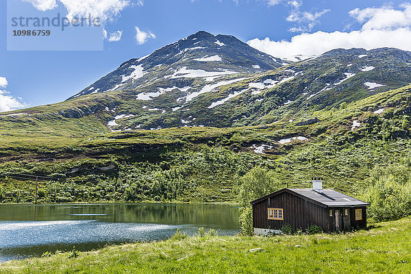 Norwegen  Südnorwegen  Sogn og Fjordane  Jotunheimen Nationalpark  Sognefjell  Hütte am See