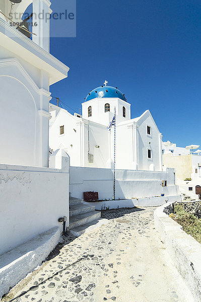Griechenland  Santorini  Fira  Blick zur Kirche