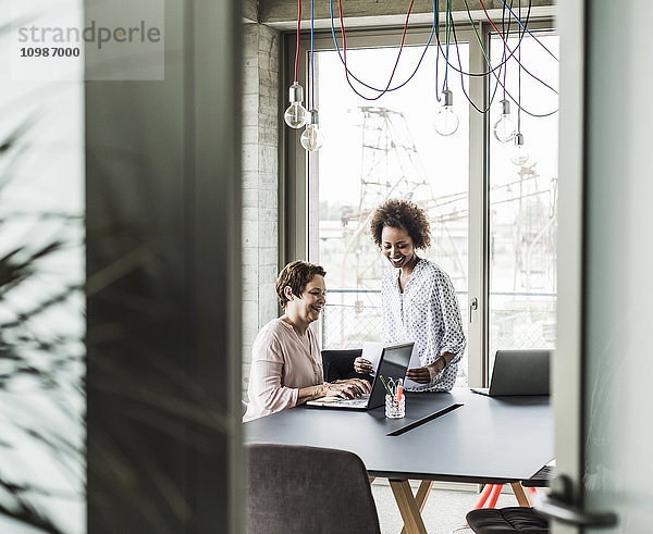 Zwei Frauen arbeiten zusammen im Amt