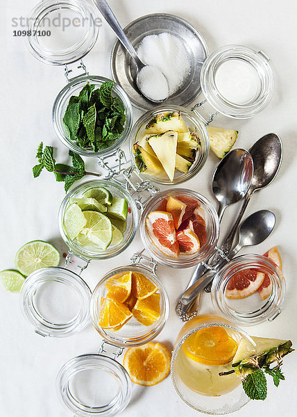 Gläser mit verschiedenen geschnittenen Früchten und ein Glas weißer Sangria