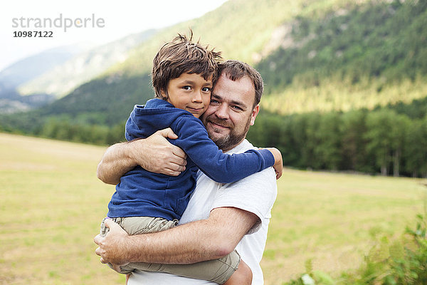 Porträt von Vater und kleinem Sohn  die sich umarmen