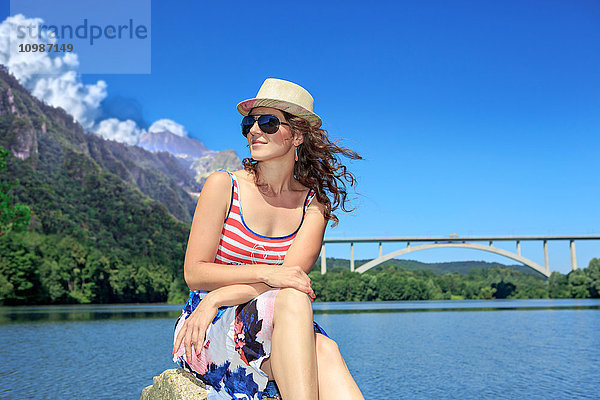 Madeira  Porträt einer jungen Frau  die vor dem See sitzt
