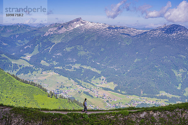 Österreich  Vorarlberg  Allgäuer Alpen  Panorama vom Fellhorn über das Kleine Walsertal zum Hohen Ifen  Wanderer auf dem Wanderweg