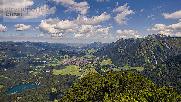 Deutschland  Bayern  Allgäu  Illertal  Oberstdorf und Freiburger See  Panoramablick von Himmelschrofen aus