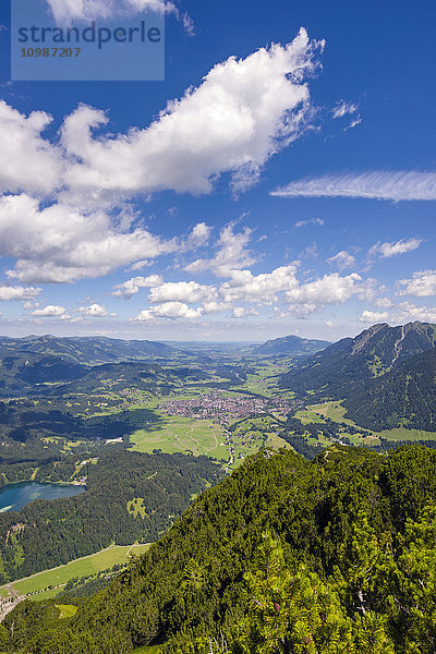 Deutschland  Bayern  Allgäu  Illertal  Oberstdorf und Freiburger See  Panoramablick von Himmelschrofen aus