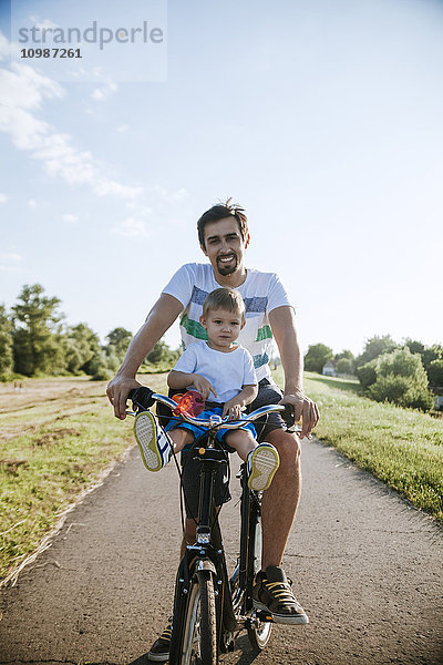 Kleiner Junge auf Fahrradtour mit seinem Vater