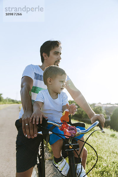 Kleiner Junge auf Fahrradtour mit seinem Vater