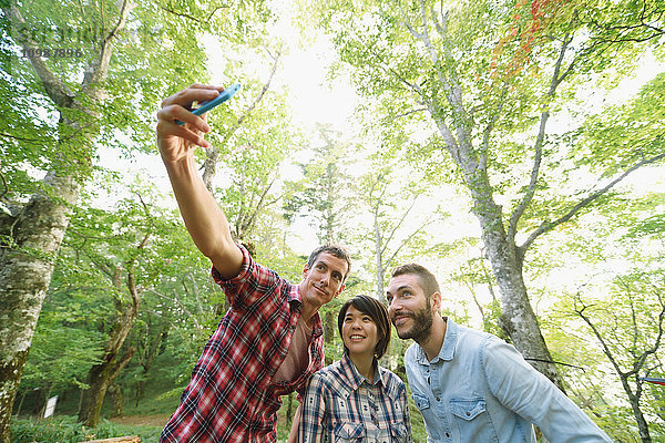 Multiethnische Gruppe von Freunden macht ein Selfie auf einem Campingplatz