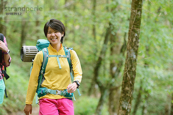 Junge Japanerin beim Trekking im Wald