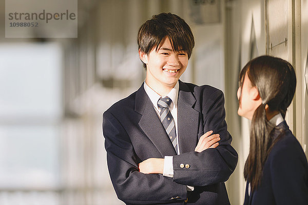 Japanische Gymnasiasten im Schulkorridor