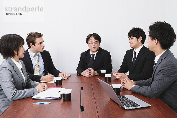 Multiethnische Geschäftsleute in einem Konferenzraum