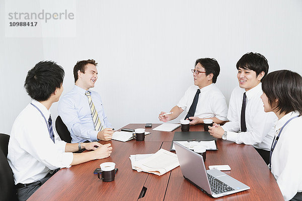 Multiethnische Geschäftsleute in einem Konferenzraum