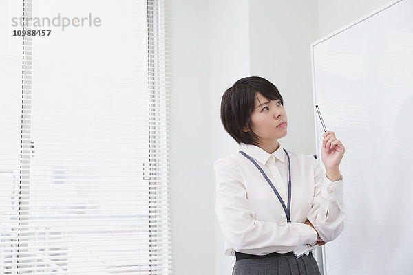 Junge japanische Geschäftsfrau in einem Konferenzraum