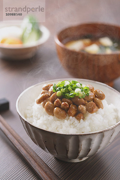 Reis und Natto-Bohnen