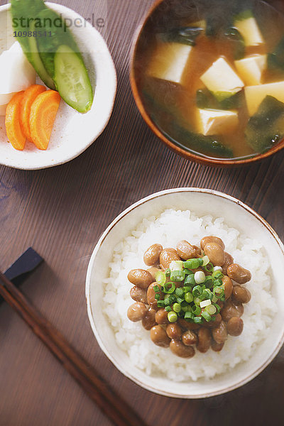 Reis und Natto-Bohnen