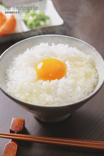 Reis und rohes Ei