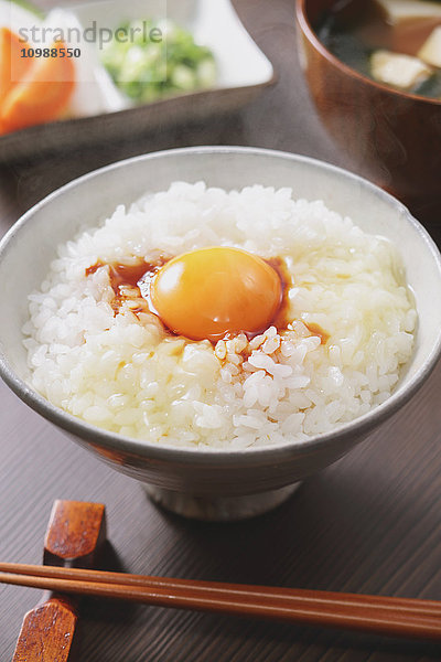 Reis und rohes Ei