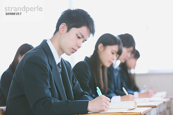 Japanische Gymnasiasten während einer Unterrichtsstunde