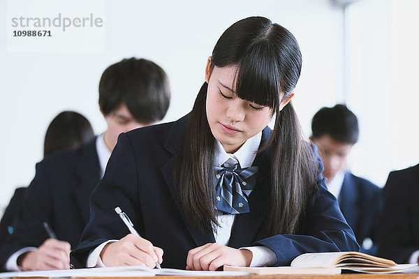 Japanische Gymnasiasten während einer Unterrichtsstunde