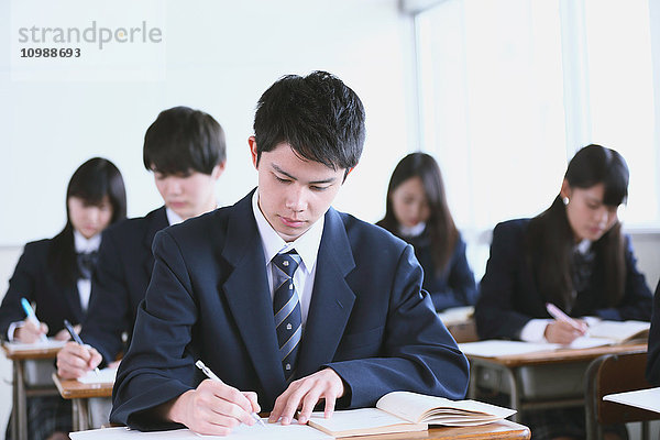 Japanische Gymnasiasten während einer Unterrichtsstunde