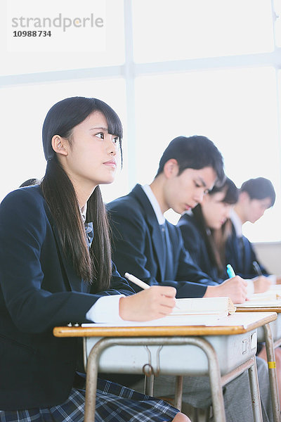 Japanische Gymnasiasten während einer Unterrichtsstunde