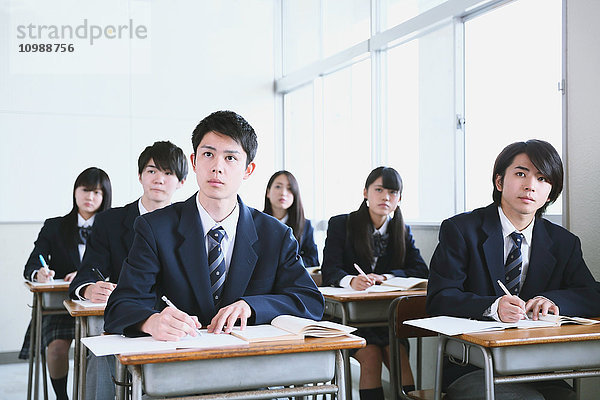 Japanische Gymnasiasten während einer Unterrichtsstunde