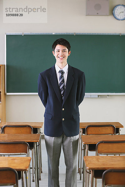 Japanischer Gymnasiast vor der Tafel im Klassenzimmer