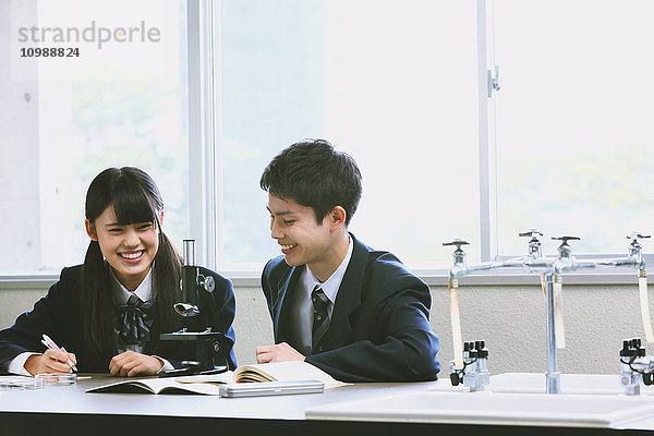 Japanische Gymnasiasten in einem leeren Klassenzimmer