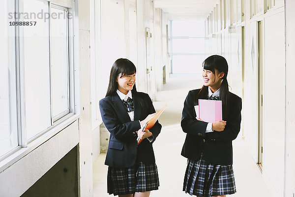 Japanische Gymnasiasten im Schulkorridor