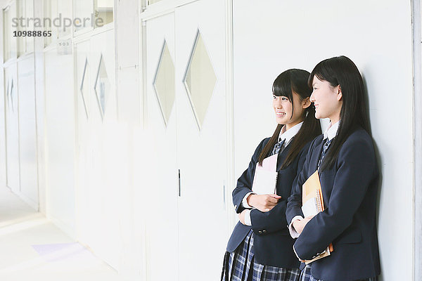 Japanische Gymnasiasten im Schulkorridor