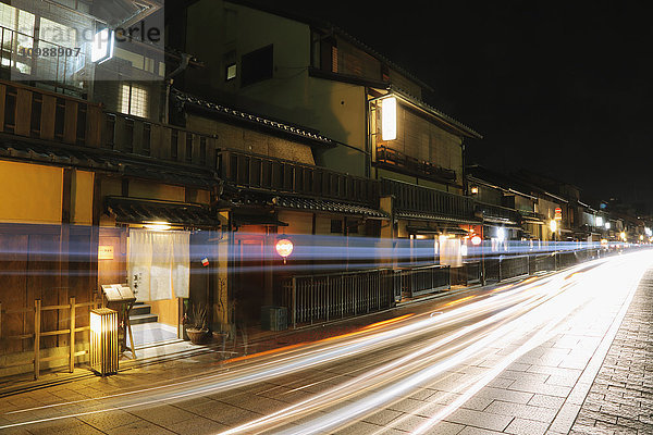 Kyotoer Straße bei Nacht  Kyoto  Japan