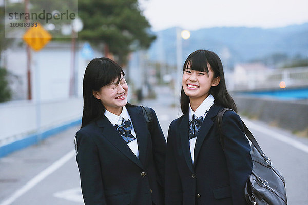 Japanische Gymnasiasten vor der Schule