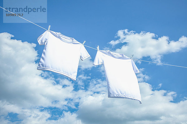 Wäsche hängt vor blauem Himmel
