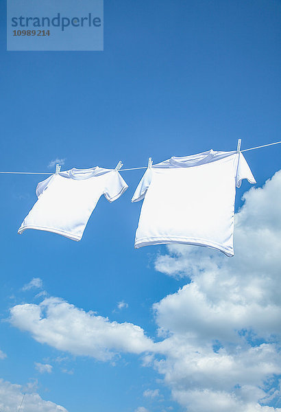 Wäsche hängt vor blauem Himmel