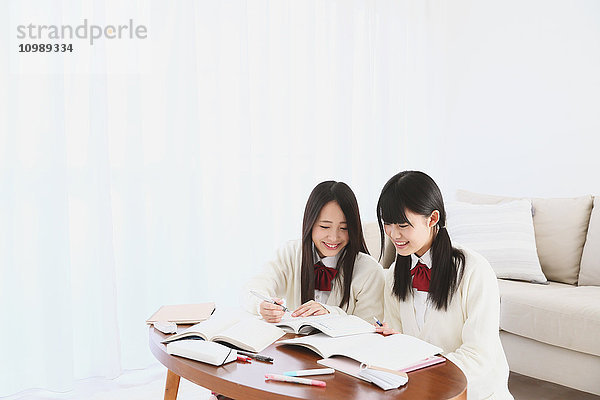 Japanische Gymnasiasten in Uniform beim gemeinsamen Lernen