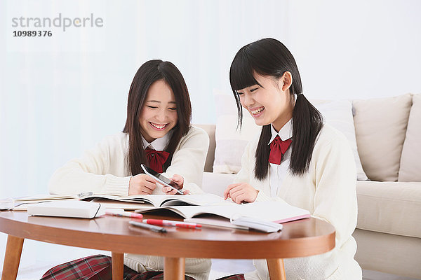 Japanische Gymnasiasten in Uniform beim gemeinsamen Lernen