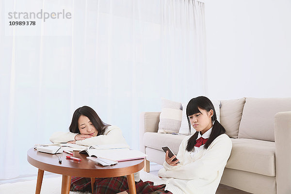 Japanische Gymnasiasten in Uniform beim gemeinsamen Lernen