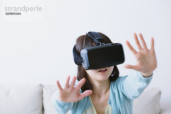 Japanische Frau benutzt Virtual-Reality-Gerät