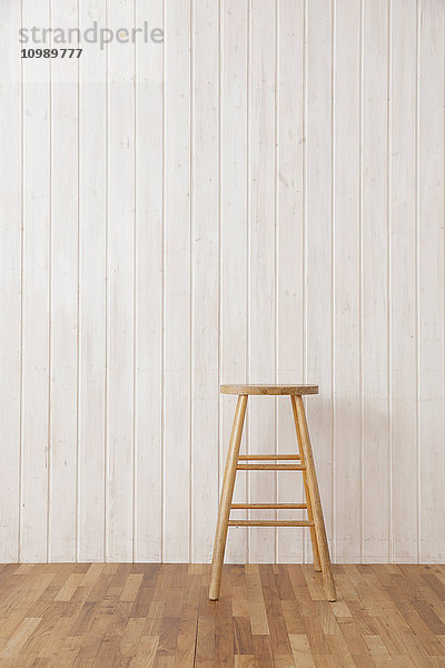 Stuhl und Holzwand