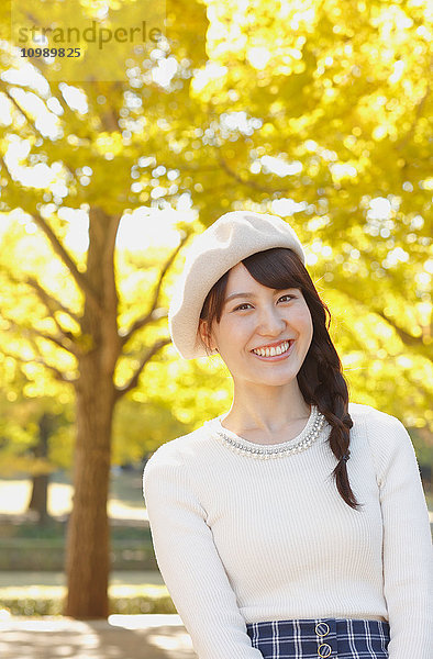 Junge japanische Frau in einem Stadtpark