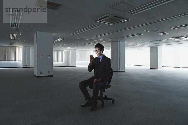 Japanischer Geschäftsmann in leerem Büro