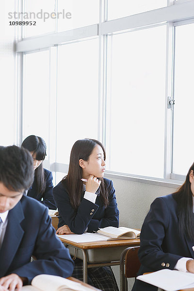 Japanische Gymnasiasten während einer Unterrichtsstunde